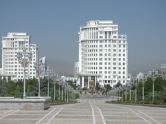Wide boulevard of Independence Monument
