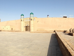 Panoramic view of Robby sitting in front of Kuhna Ark