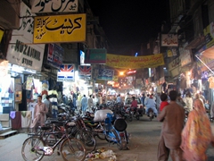Late night shopping is in full swing during Ramazan; Lahore's streets are packed!