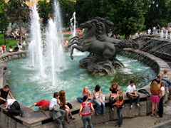 Muscovites flock to Alexander Park's fountains in the middle of summer to beat the heat