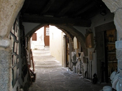 Residential Kastro (castle) has narrow alleyways, timber lined archways and white washed houses, making for a romantic stroll