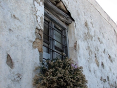 Even the old buildings in Hora appear rustic
