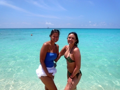 Becky & Franny strike a pose next to Maho Bay’s gorgeous hues of turquoise water