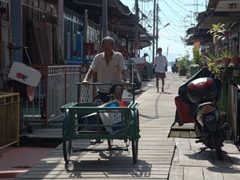 The Weld Quay Clan Jetties are perched on the backwaters of Georgetown and home to 5 main Chinese clans – Lim, Chew, Tan, Lee and Yeoh. Here, a resident pedals out towards the main road