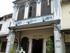 Becky and Bob check out the Malaqa House, a beautiful shophouse which has been converted to an antique museum