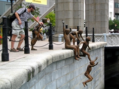 This bronze sculpture depicts a scene common during the early days of Singapore. When the first migrant communities settled around here, it was quite the norm to see naked boys swinging from trees beside the river and jumping into the water with gusto