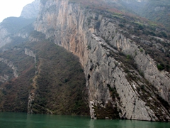 Immediately after lunch, we entered into the Wu Gorge, and listened as Fred the river guide gave us an afternoon lecture on the highlights of this section of the Yangtze River