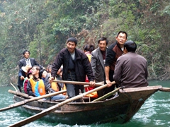 The lead trekker gives out verbal commands instructing his team to row in unison