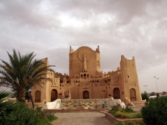 Monument at a roundabout on the outskirts of Ghardaia that showcases traditional M'zab building techniques
