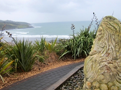 Statue looking over Ngarunui Beach