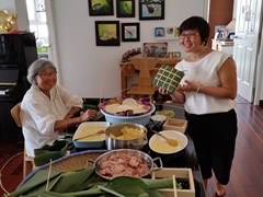 Cô Binh shows us how easy it is to make Bánh chưng