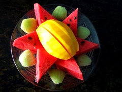 Kiwi, watermelon and mango display - one of Dì Phương's artistic designs