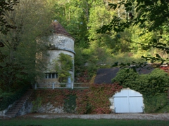 Garage...check. Personal lookout tower...check! Snapshot of a chateau in Mailly-le-Château 