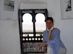 Becky posing inside Seyun's Palace of Sultan Al-Kathiri