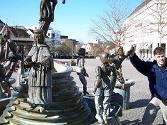 Robby rotates the Friendship Fountain figurines in Sindelfingen
