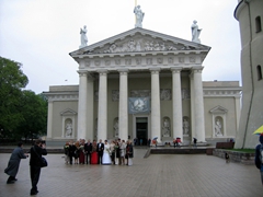 Wedding photos taken in front of Vilnius Cathedral, the most important Catholic building in Lithuania